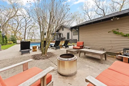 Heated pool and steps from downtown Saugatuck! Family-friendly retreat
