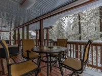Exquisite Vacation Home with Hot Tub, EV Charger アーノルドのホテル