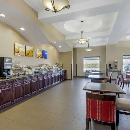 Comfort Suites Benbrook - Fort Worth Southwest Отели рядом с достопримечательностью «Хален Молл»