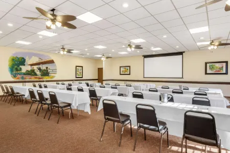 Best Western Plus Hacienda Hotel Old Town Отели рядом с достопримечательностью «Университет Сан-Диего»