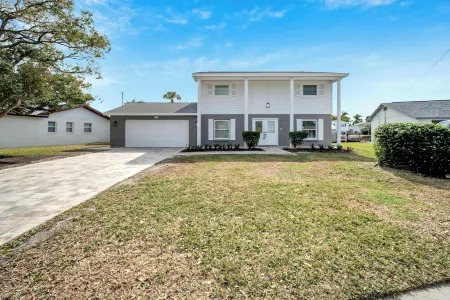Waterfront Paradise - Modern - Pool & Grill