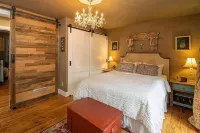 Perfectly Appointed, Close to Downtown w/ Summer Backyard Oasis & Hi Speed Wifi kitsch. 주변 호텔