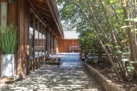 Spacious Yosemite Pet Friendly Retreat w/Game Room-Views-Deck & EV Charger