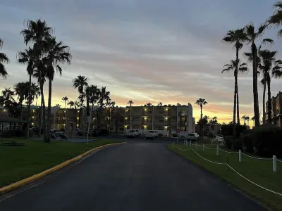 Lazy River Condo, near food/fun, EZ walk to beach