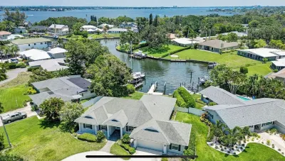 4-bedroom house in charming Bradenton, with private pool, spa, and boat dock.