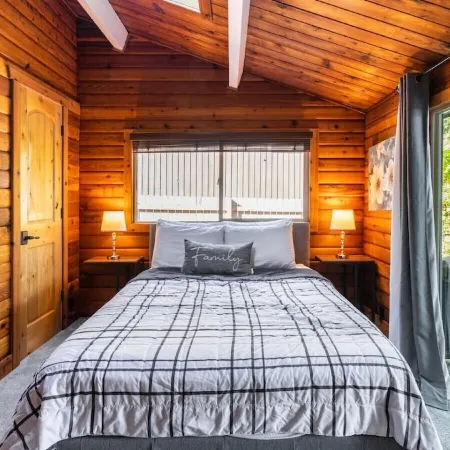 Charming Lakefront Log Cabin