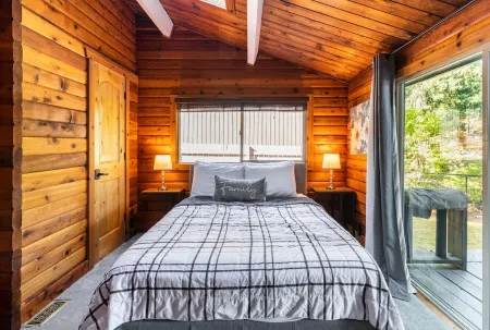 Charming Lakefront Log Cabin