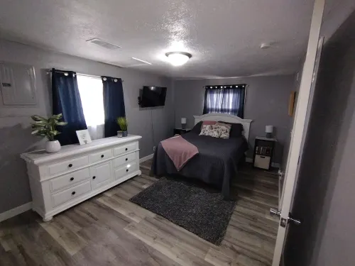 1 bed1 bath house, less than 1mile to Union Hospital