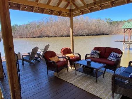 Gorgeous views, deep water, in peaceful /no-wake cove! FIRE PIT!