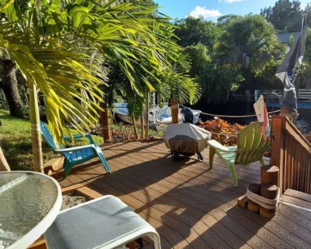 Beautiful Waterfront Hideaway Gem on Bessy Creek w/ Swim Spa, Tiki Bar Boat Lift Hotels in Palm City