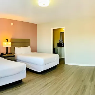 Econo Lodge Inn & Suites