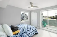 Prime location beach stay! Fully updated, just steps to all you need! Sleeps 10+