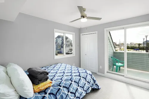 Prime location beach stay! Fully updated, just steps to all you need! Sleeps 10+ Hotels in Toms River