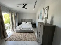 Islamorada Oasis, Luxurious 4 Bedroom 3 Bath Home. Heated Pool! Boat Lift Option