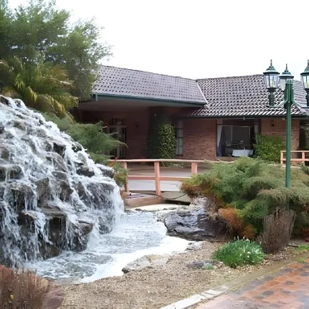 Cascades Motor Inn