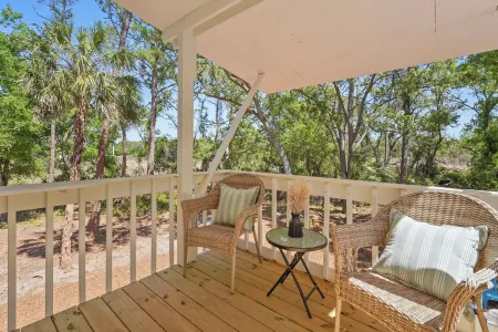 Coastal Hideaway: 2/1 guest house close to UTC! Отели в г. Те-Медоуз