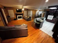 Charming 3-bedroom house in lovely Nashville with WiFi, AC Hotels near Jared