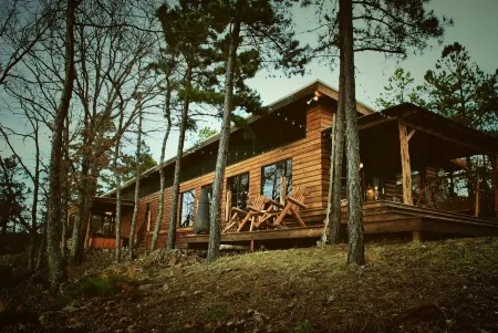 Secluded mountain top cabin with amazing views and hot tub!