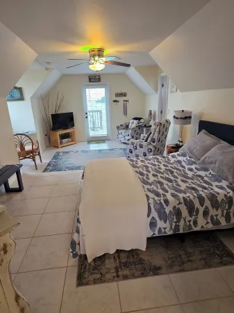 Waterfront Studio with pool and boat dock