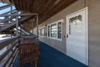 Beautiful Oceanside Condo just steps away from the beach!