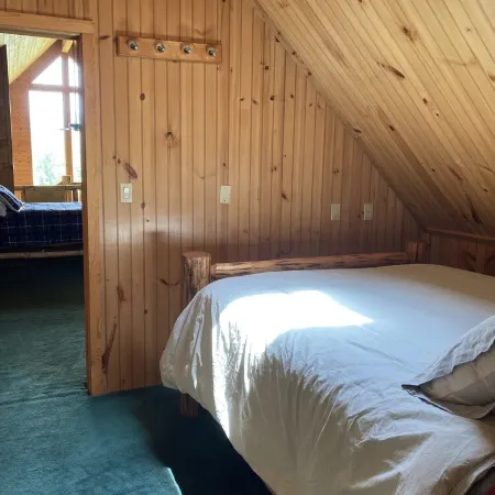 Cozy, Quiet Small Town Log Home. With Beautiful Mountain View.