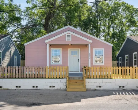 Cottage Row: Daphne Hoteles en Laurel