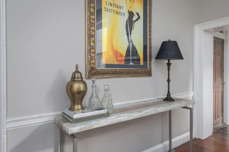 Step into History: Charming Fells Point Retreat Отели рядом с достопримечательностью «Convention Center»