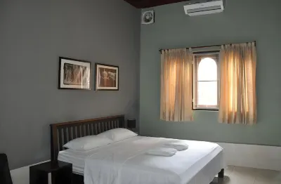 Pilgrim's Kitchen & Inn Các khách sạn ở Savannakhet