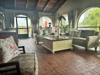 Peaceful in PalmbayIndulge in tranquility at our cozy spacious retreat,