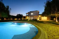 Villa Black White Dassia - Pools