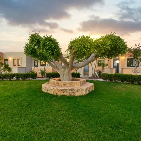 Golden Bay Apartments-Garden Haven