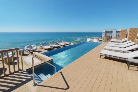 Hotel Best Triton Отели рядом с достопримечательностью «Памятник Коломаресу»