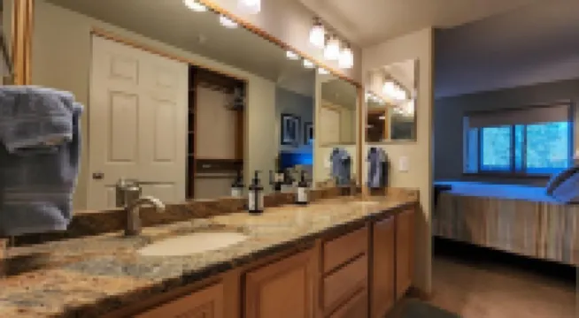 6th Floor Condo with Amazing Lake and Mountain Views!