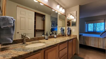 6th Floor Condo with Amazing Lake and Mountain Views! Отели рядом с достопримечательностью «Walmart»