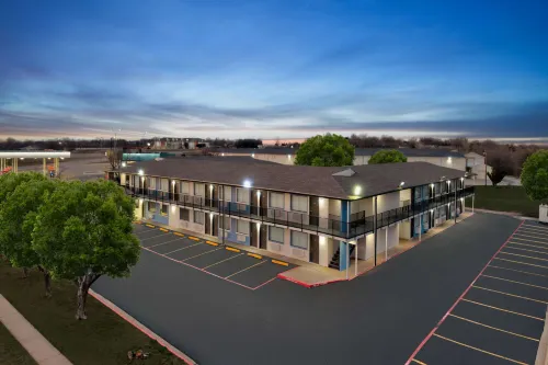 Days Inn by Wyndham Wichita Falls Hotels in Burkburnett