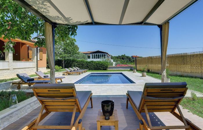 Villa in Peroj with Pool