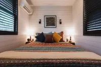 The Hacienda Beautiful New Container Home 12 Min to Magnolia Các khách sạn ở Elm Mott