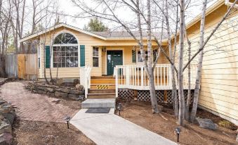 Backyard Oasis Close to Town Fast Wi-fi Quiet