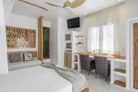 Niki Savvas Studio & Suites Hotels in Kimolos