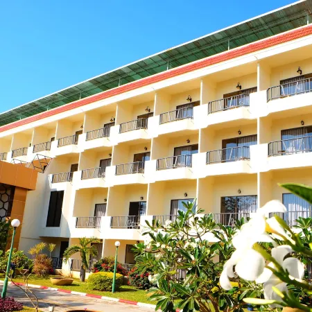 New Travel Beach Hotel & Resort Отели рядом с достопримечательностью «Кох Ном Сао»