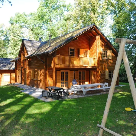 Spacious Chalet Located at Bomal with Hot Tub & Garden Parlour