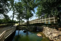 Fourwinds Lakeside Inn & Marina Hotels in Clear Creek Township
