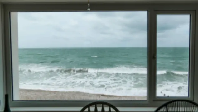 Tides - Beach Front Apartment in Bracklesham Bay