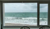 Tides - Beach Front Apartment in Bracklesham Bay