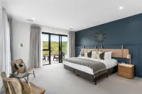 Te Karaka Lodge Hotels in 