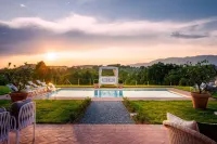 Villa Flora in Montecarlo - Swimmingpools