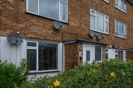 Bourne Court Attractive 1 Bdrm Apartment Отели в г. Райслип