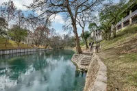 Luxurious Riverfront Condo Just 1 Blk to Schlitterbahn! Hoteles en New Braunfels