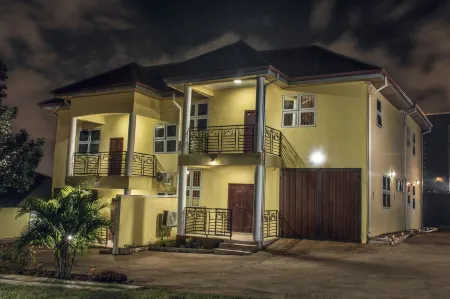 The Moments Guest House Отели в г. Нсауэм