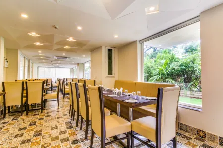 Hotel Regent Laguna Отели рядом с достопримечательностью «Tantra Rock Cliff»